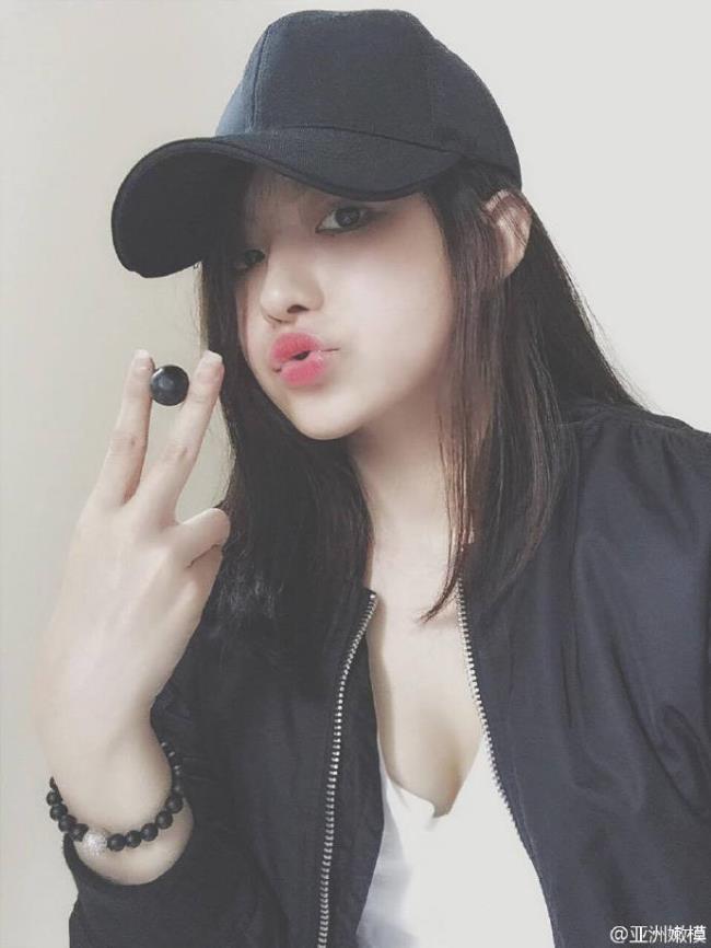 天生自拍狂性感美女诱惑图片合集(9)(点击浏览下一张趣图)
