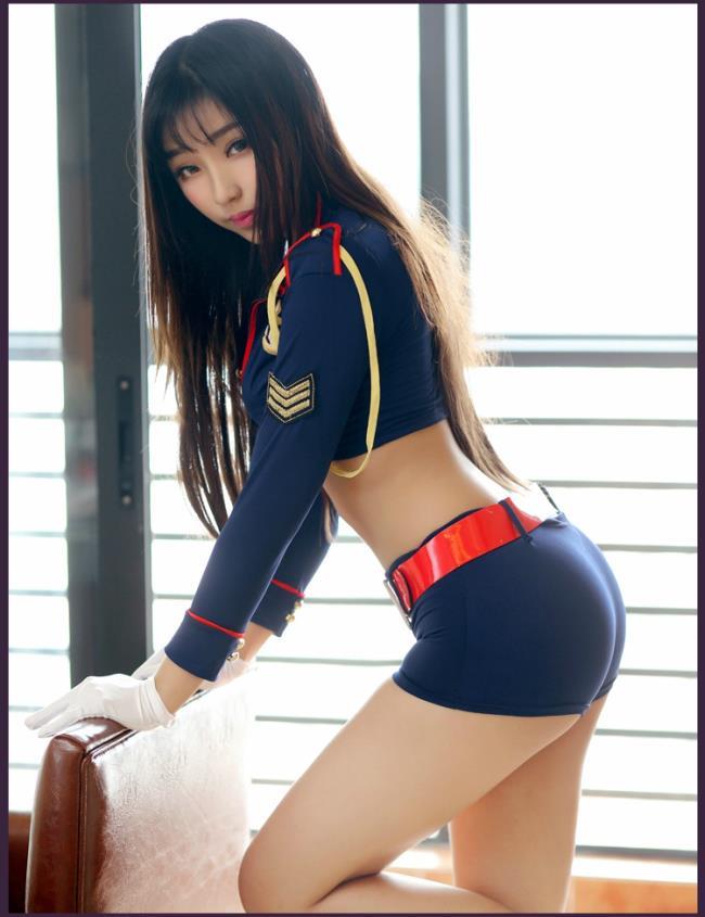 美女模特长腿巨乳演绎制服诱惑写真(7)(点击浏览下一张趣图)