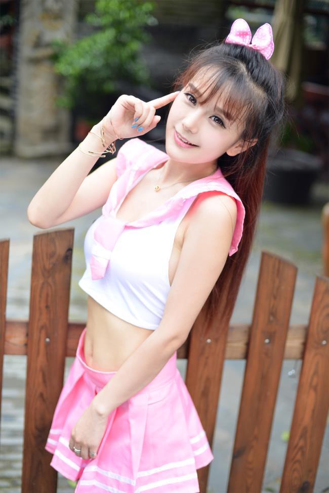 可爱马尾辫美女小九Vin粉色制服短裙养眼美腿(7)(点击浏览下一张趣图)