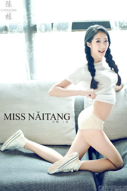 笑容甜美的清新麻花辫小美女私房照(4)(点击浏览下一张趣图)