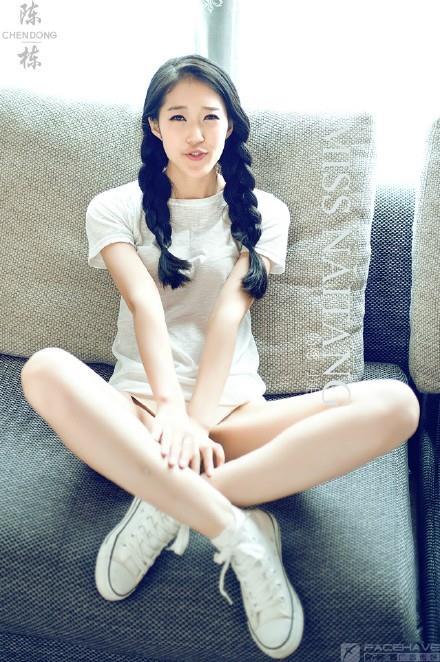 笑容甜美的清新麻花辫小美女私房照(5)(点击浏览下一张趣图)
