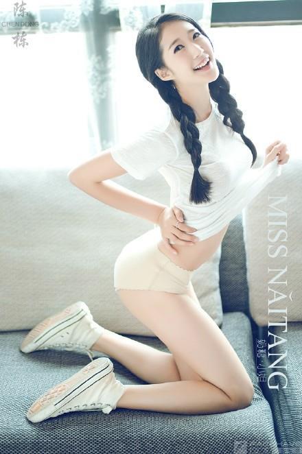 笑容甜美的清新麻花辫小美女私房照(9)(点击浏览下一张趣图)