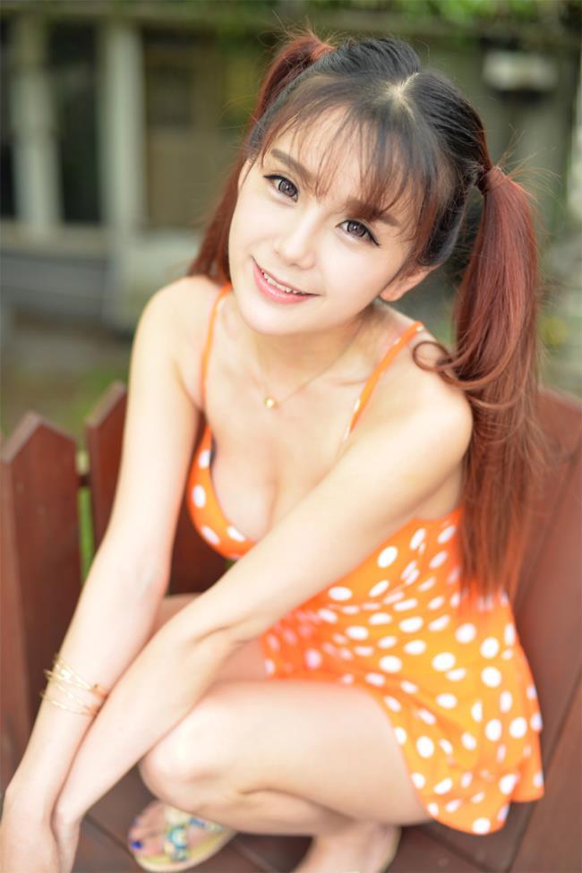小九Vin双马尾辫可爱美女橙色波点裙外拍写真(7)(点击浏览下一张趣图)