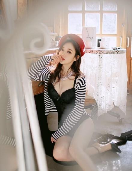 黑色连体衣条纹外套性感美女私房照(2)(点击浏览下一张趣图)