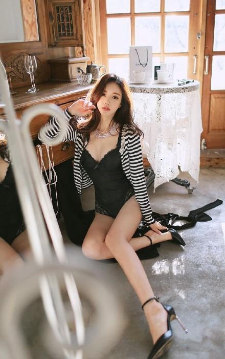 黑色连体衣条纹外套性感美女私房照(4)(点击浏览下一张趣图)