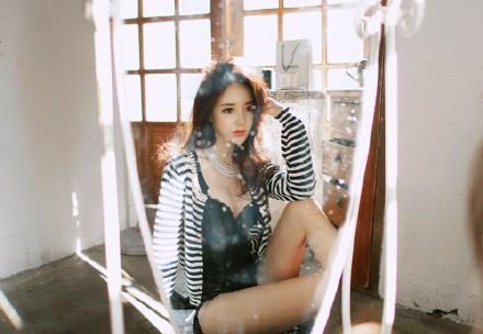 黑色连体衣条纹外套性感美女私房照(7)(点击浏览下一张趣图)