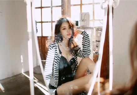黑色连体衣条纹外套性感美女私房照(9)(点击浏览下一张趣图)