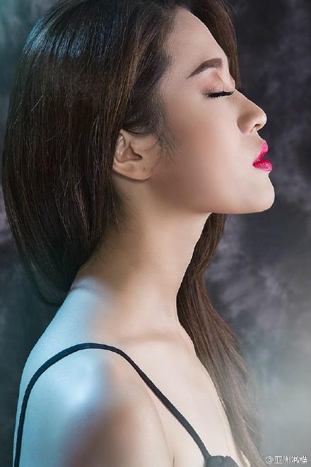 大红唇美女性感迷人静态摄影写真(3)(点击浏览下一张趣图)