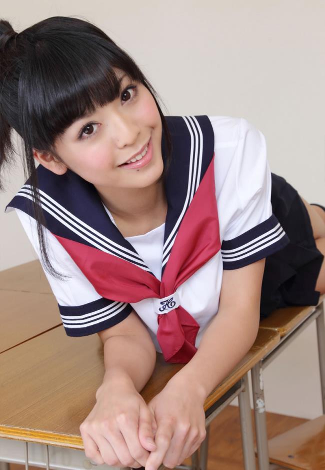 日本校服可爱美女佐藤大胆制服诱惑(3)(点击浏览下一张趣图)