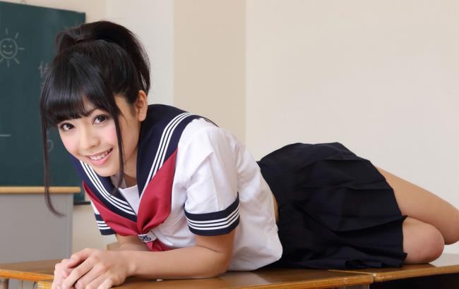 日本校服可爱美女佐藤大胆制服诱惑(5)(点击浏览下一张趣图)