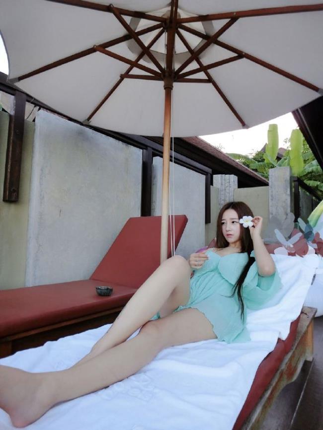 戴着鸡蛋花的网红脸小美女自拍旅照(2)(点击浏览下一张趣图)