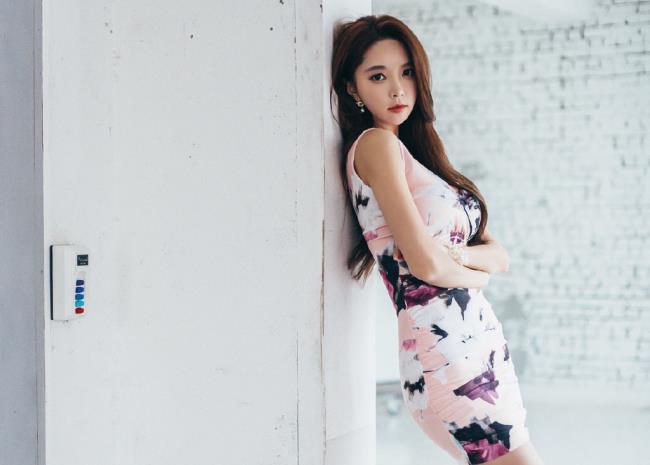 气质美女嫩模深V短裙大秀长腿美胸性感写真(7)(点击浏览下一张趣图)