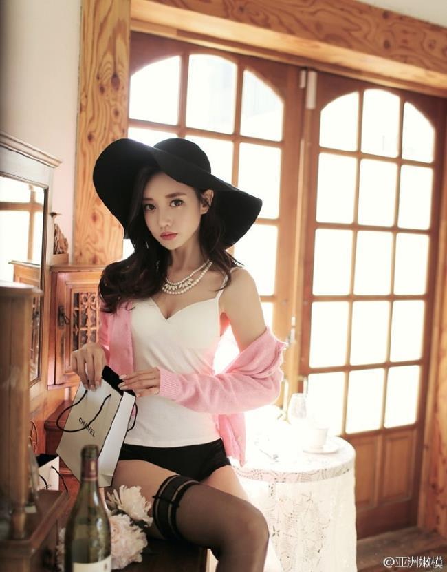 戴着帽子的黑丝美女诱惑大胆私房照(6)(点击浏览下一张趣图)