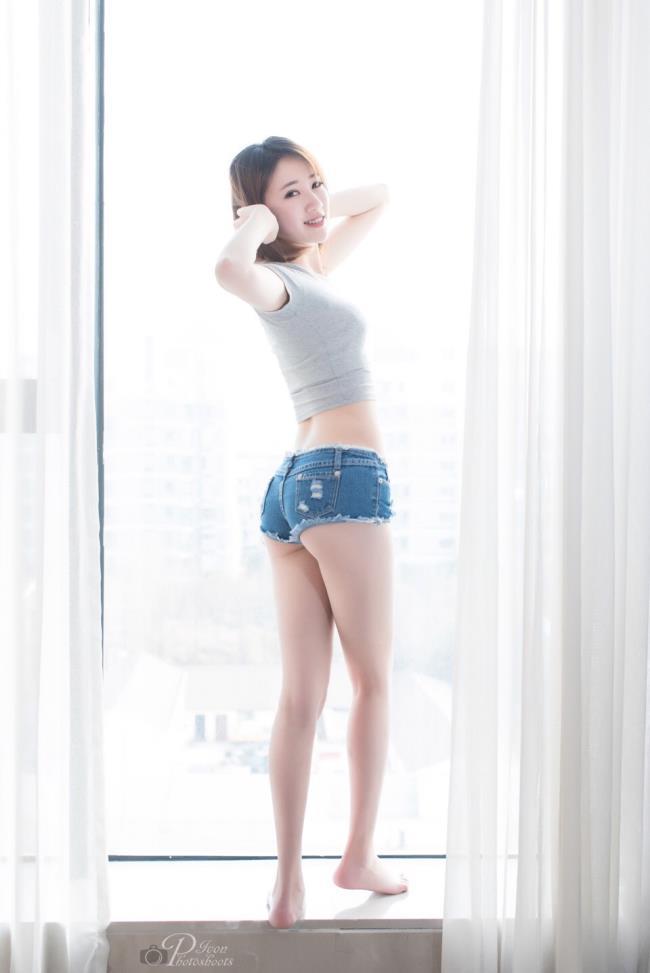 长腿短发美女私房美腿性感诱惑写真(5)(点击浏览下一张趣图)