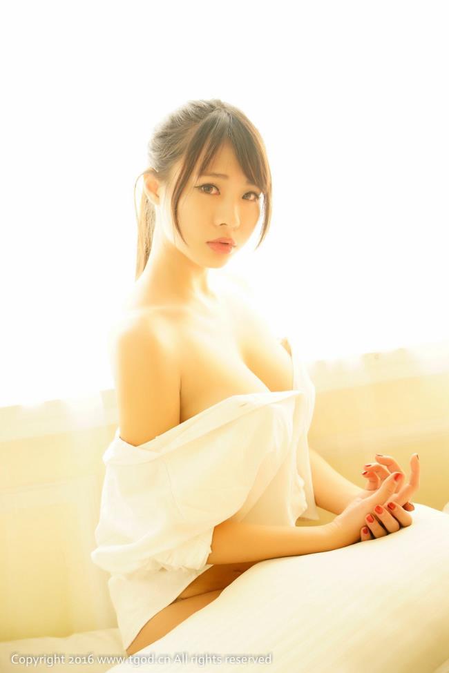 童颜巨乳美女私房内衣小秀美乳性感写真(5)(点击浏览下一张趣图)
