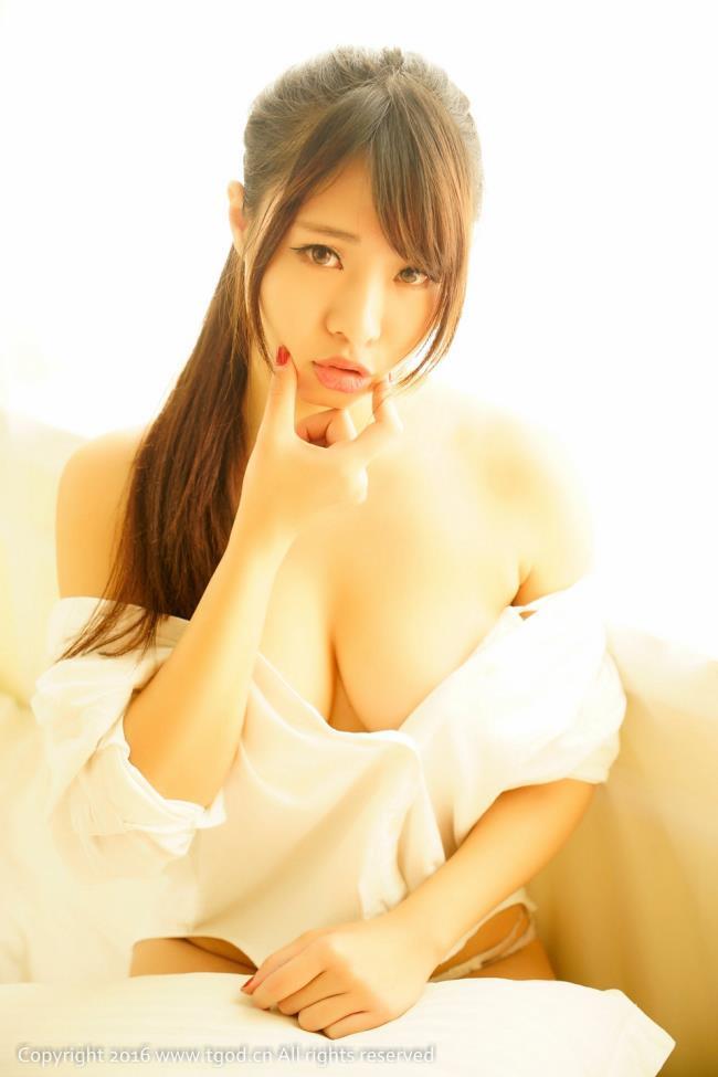 童颜巨乳美女私房内衣小秀美乳性感写真(6)(点击浏览下一张趣图)