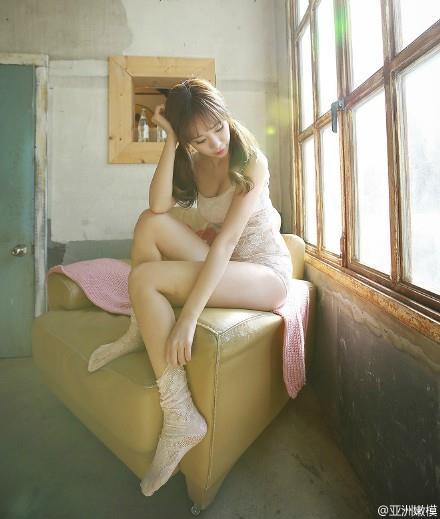蕾丝吊带内衣性感小美女大胆私房照(8)(点击浏览下一张趣图)