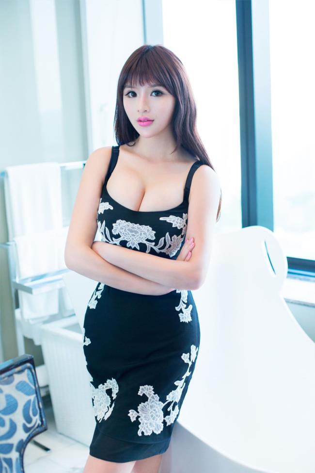 王依萌童颜巨乳制服诱惑大胆私房照(4)(点击浏览下一张趣图)