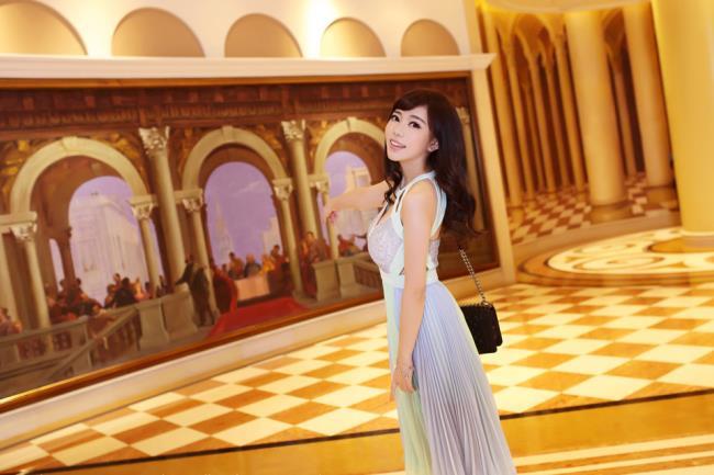 可爱女神刘飞儿faye性感身材大胸美女图(9)(点击浏览下一张趣图)