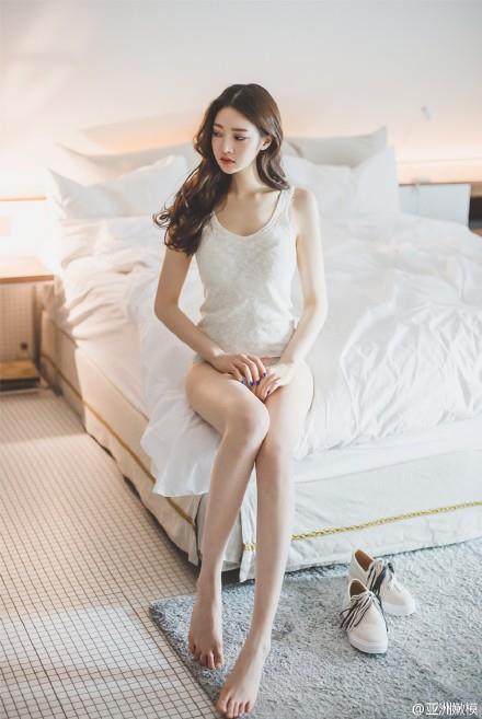 腼腆害羞的气质小美女内衣私房写真(点击浏览下一张趣图)
