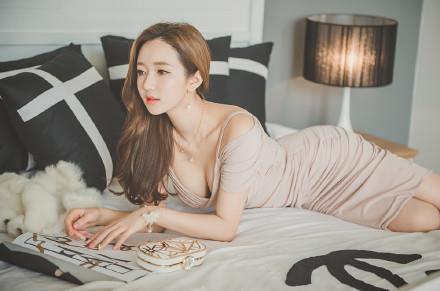 吊带低胸连衣裙美女李妍静写真图片(6)(点击浏览下一张趣图)