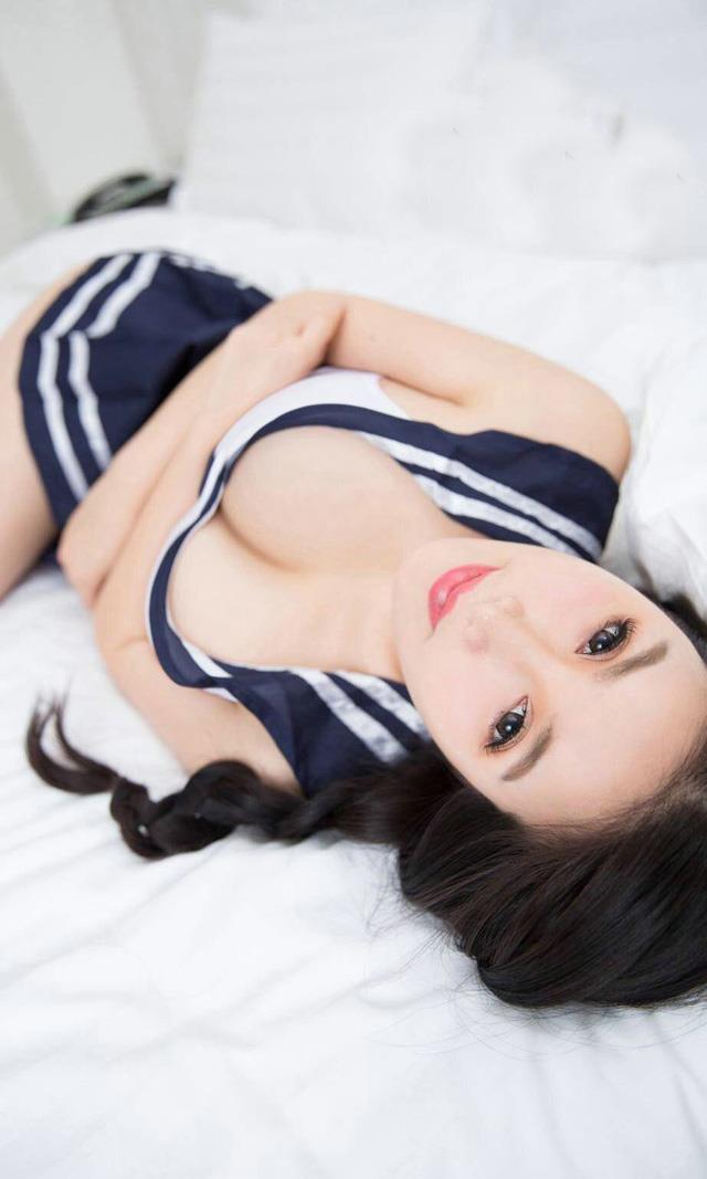 可爱甜心性感学生制服美女大胆床照图片(5)(点击浏览下一张趣图)