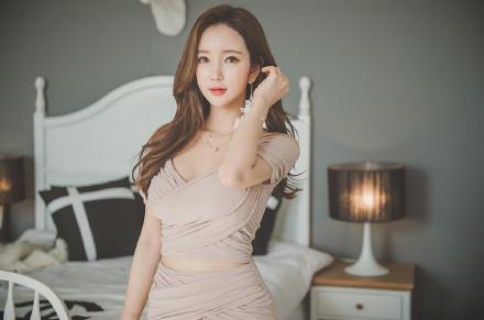 吊带低胸连衣裙美女李妍静写真图片(8)(点击浏览下一张趣图)