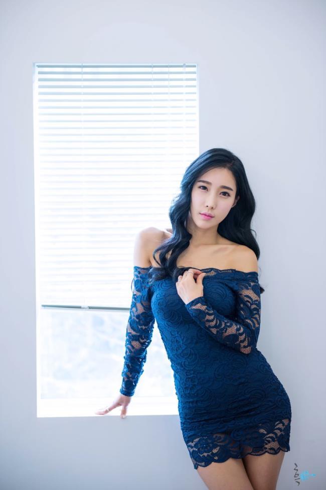 车模艾敏英蓝色裙子性感身材美女车模图片(3)(点击浏览下一张趣图)