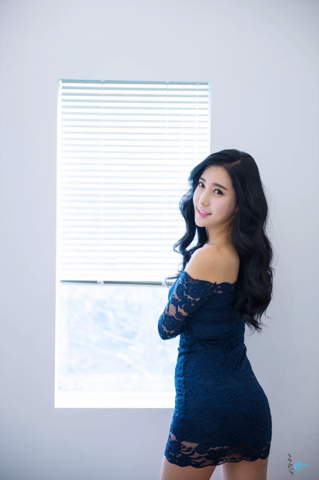 车模艾敏英蓝色裙子性感身材美女车模图片(5)(点击浏览下一张趣图)