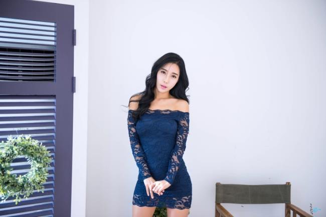 车模艾敏英蓝色裙子性感身材美女车模图片(7)(点击浏览下一张趣图)