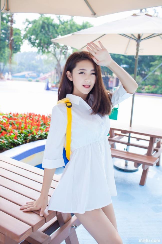 清纯美女夏茉白衬衫豪乳外露诱惑街拍图片(3)(点击浏览下一张趣图)