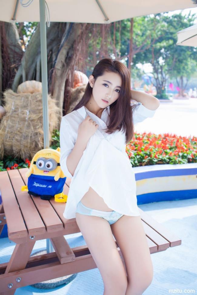 清纯美女夏茉白衬衫豪乳外露诱惑街拍图片(9)(点击浏览下一张趣图)