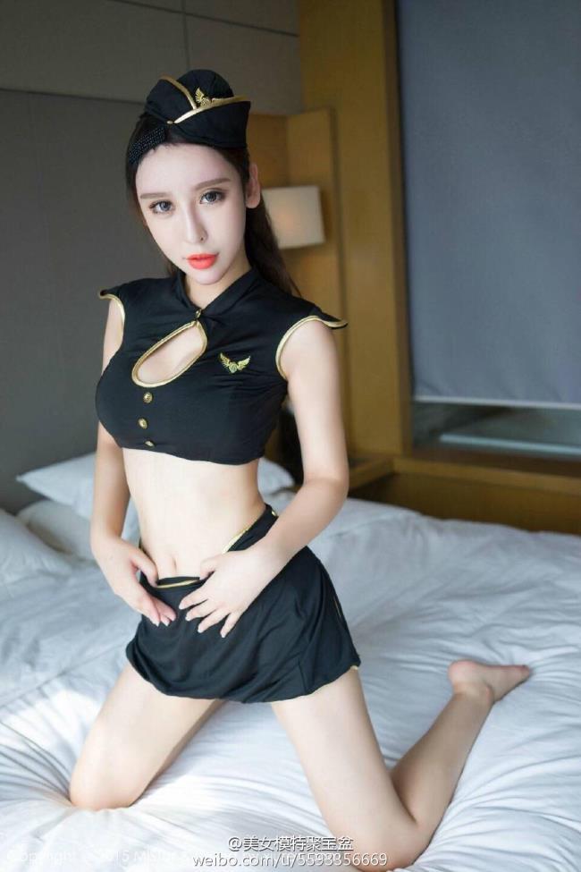 美女模特化身性感空姐演绎制服诱惑写真(点击浏览下一张趣图)