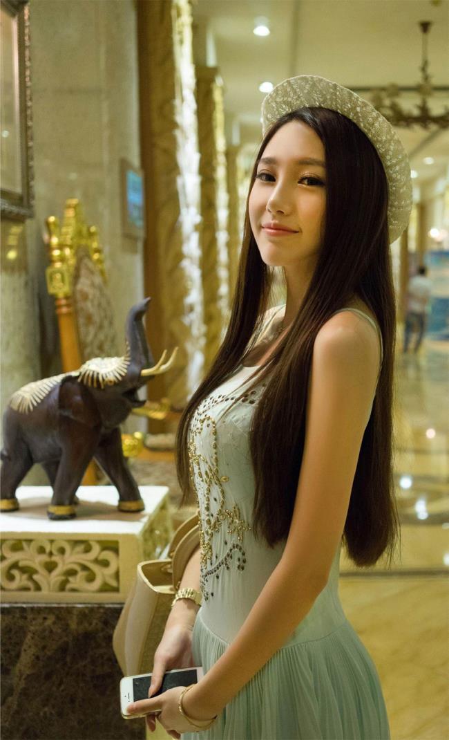 刘奕宁Lynn白色裙子优雅妩媚气质长发女神(3)(点击浏览下一张趣图)