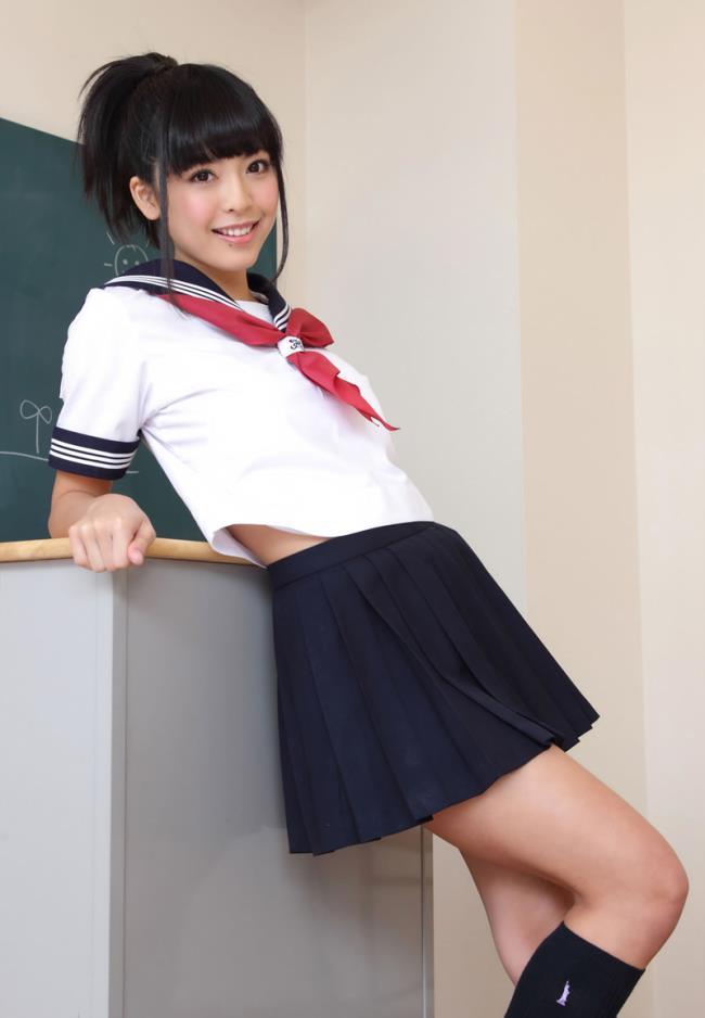 日本美女佐藤校服写真制服诱惑图片(7)(点击浏览下一张趣图)