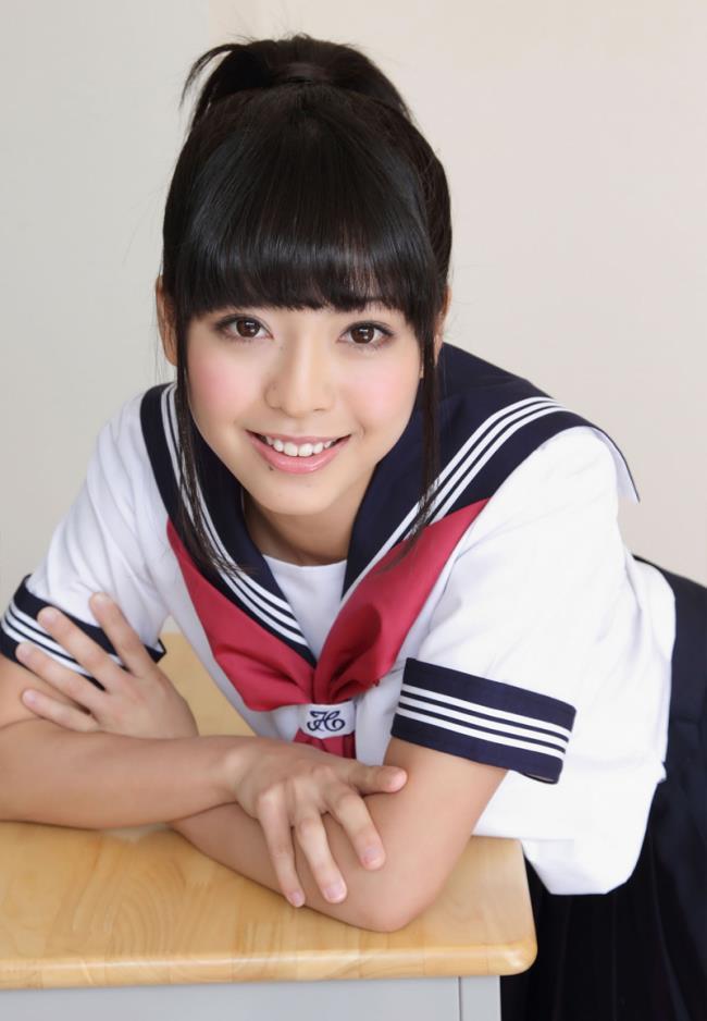 日本美女佐藤校服写真制服诱惑图片(9)(点击浏览下一张趣图)