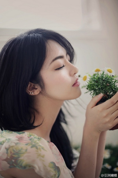 女子体型裤的尴尬 劈叉露凸囧图 裤子太紧的尴尬图集(2)(点击浏览下一张趣图)