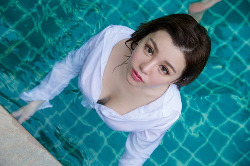 上课停电干同桌安琪 主角撞到安琪 女主叫安琪的小说(2)(点击浏览下一张趣图)