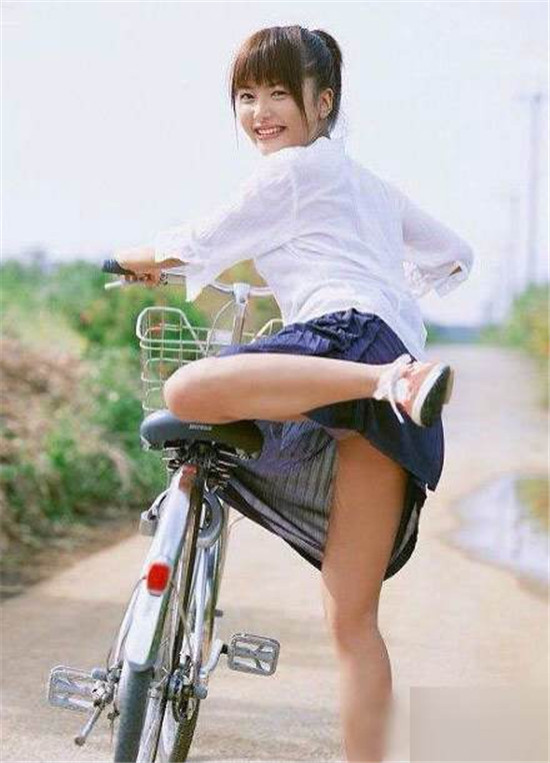 女人穿裙子蹲下走光图 穿裙子去市场走光 商城卖东西走光(点击浏览下一张趣图)