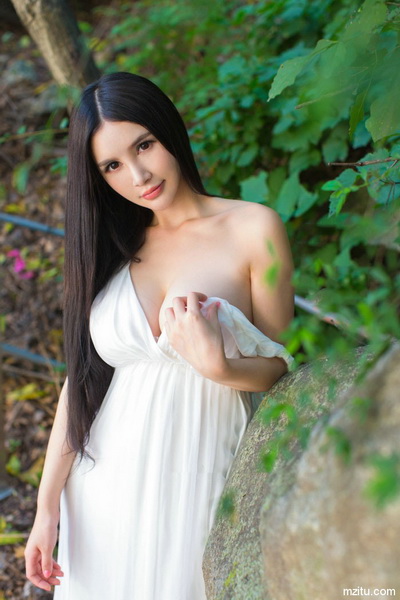 把一个初中女生给玩了h 初中萝莉控福利h动态图(点击浏览下一张趣图)