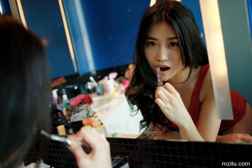 意大利金发美女图片 日本人联想金发美女 带枪美女图集(5)(点击浏览下一张趣图)