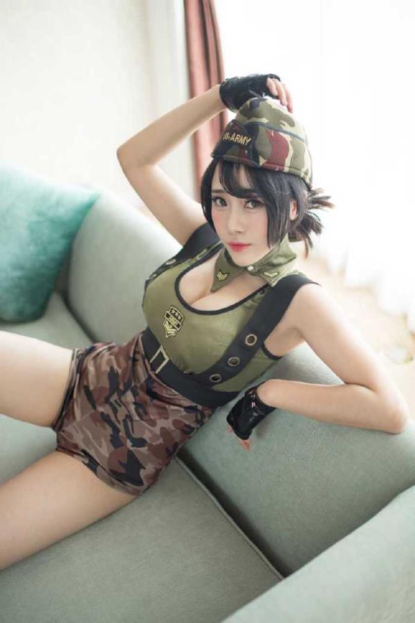 另类非主流性感美女制服诱惑写真(4)(点击浏览下一张趣图)