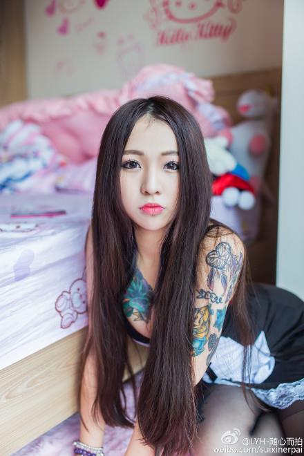 另类非主流性感美女制服诱惑写真(6)(点击浏览下一张趣图)