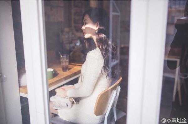 白色毛衣美女性感诱惑极品写真照(9)(点击浏览下一张趣图)