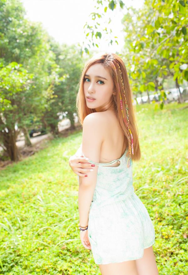 气质美女何嘉儿户外清新性感诱惑写真(4)(点击浏览下一张趣图)