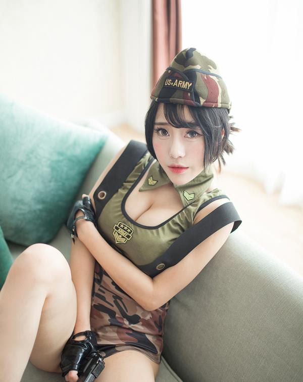 巨乳翘臀美女军旅制服诱惑性感写真二(9)(点击浏览下一张趣图)