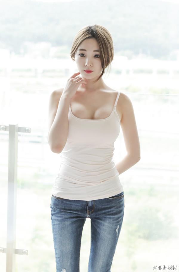 大胸妹子白色吊带背心诱惑写真照(4)(点击浏览下一张趣图)