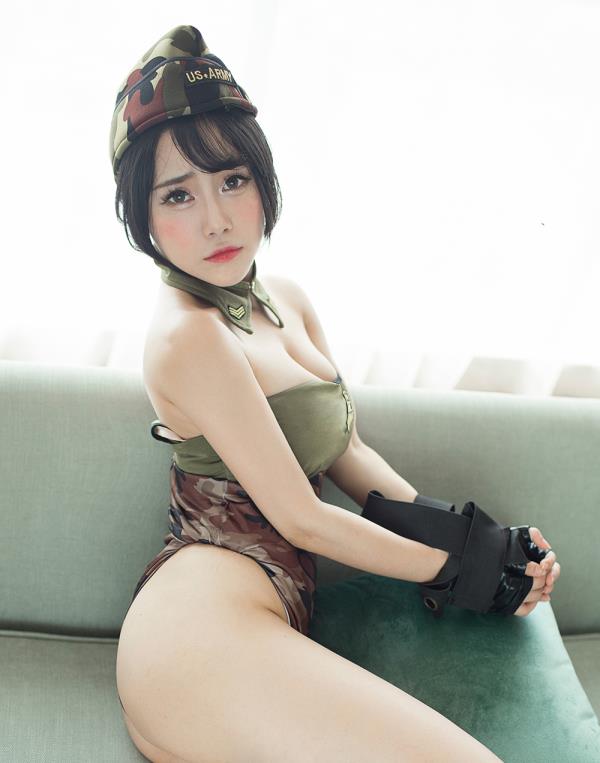 巨乳翘臀美女军旅制服诱惑性感写真一(5)(点击浏览下一张趣图)