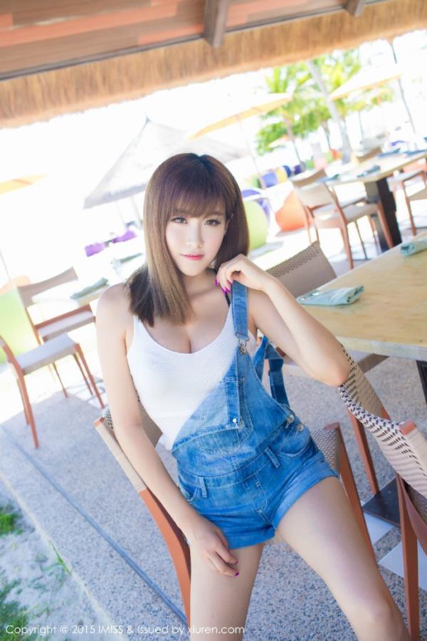 牛仔背带裤性感大胸美女诱惑写真照(6)(点击浏览下一张趣图)