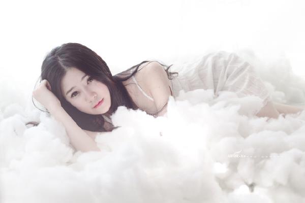 长发白衣清新气质美女写真照第二辑(4)(点击浏览下一张趣图)